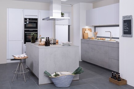 Inselküche mit Betonfronten Inselküche mit Betonfronten