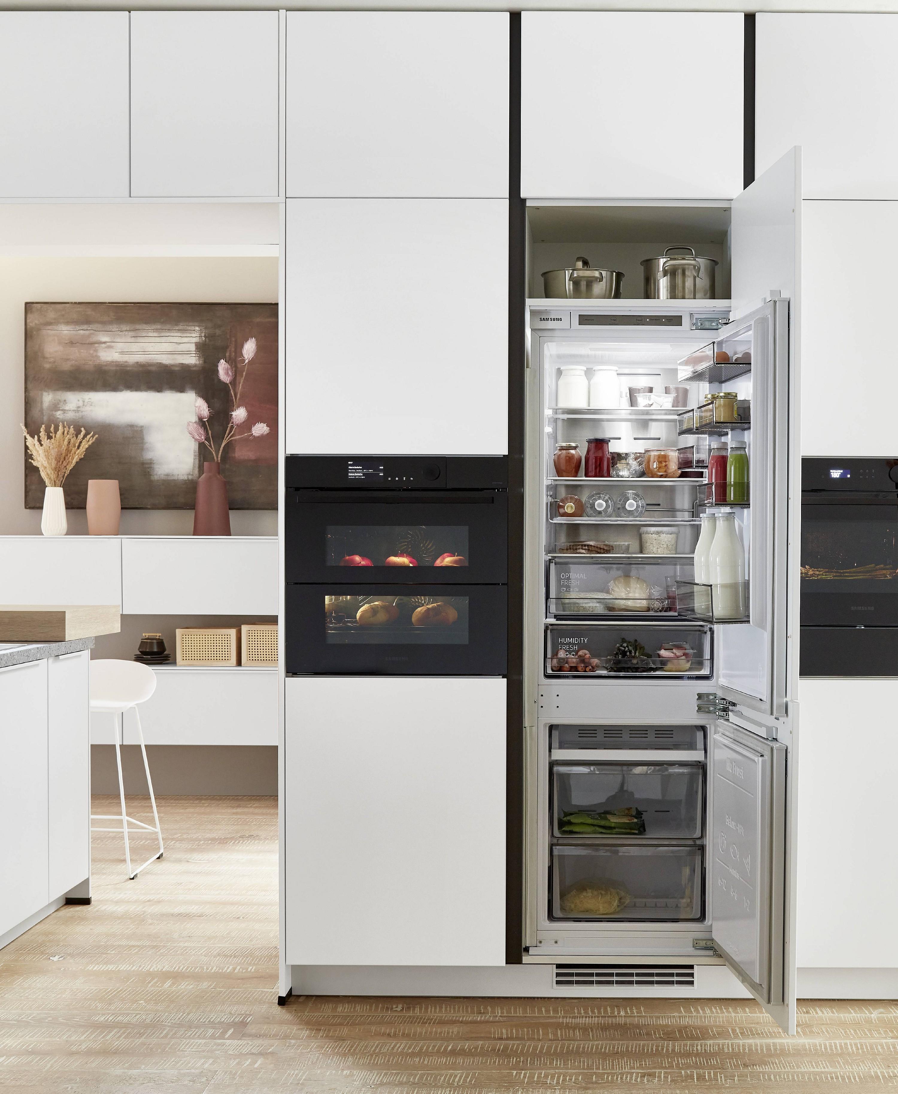 Weißer Nobilia Küchenhochschrank mit Samsung-Einbaugeräten