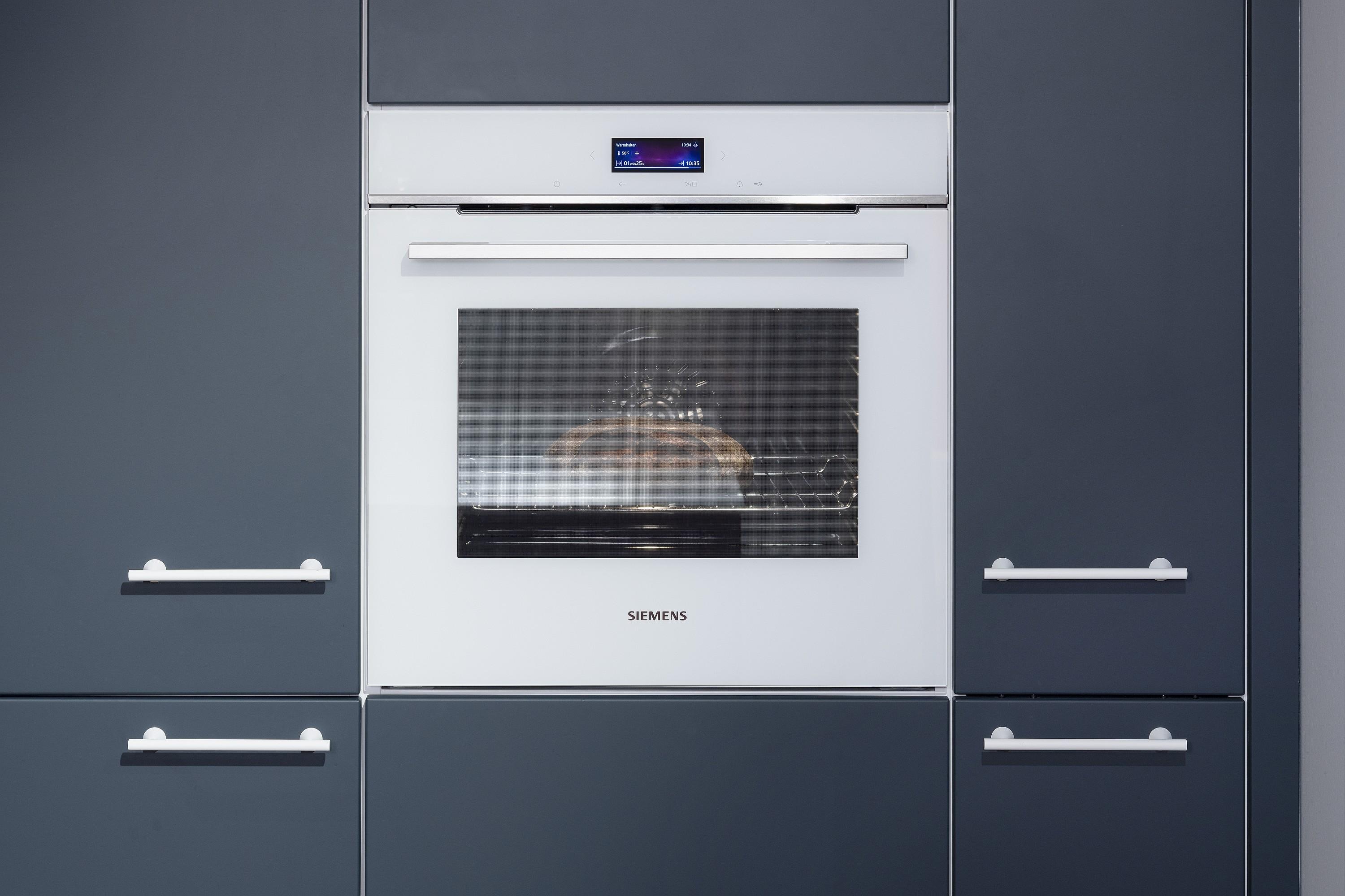 weißer Siemens Einbauofen in blauer Küche