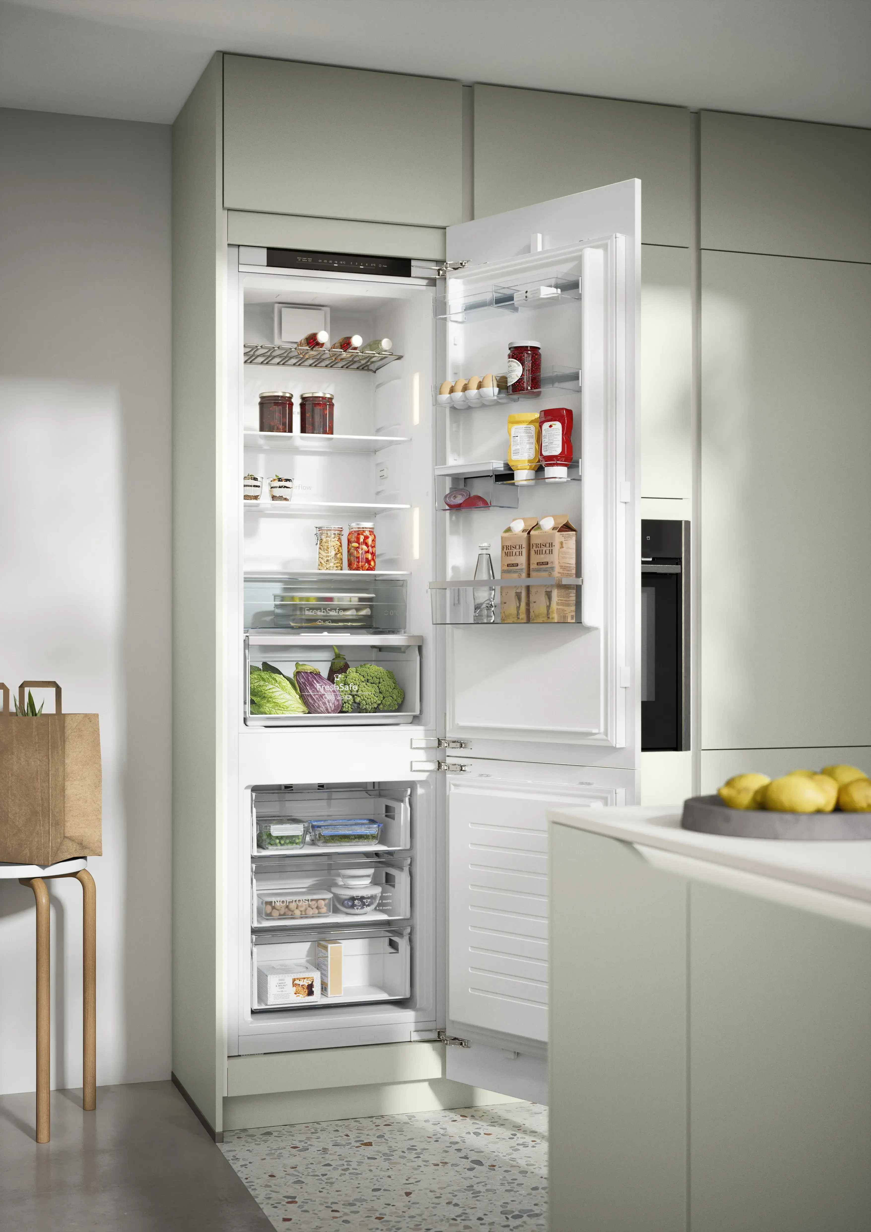 NOBILIA Jadegrün mit Fokus auf Neff Kühlschrank