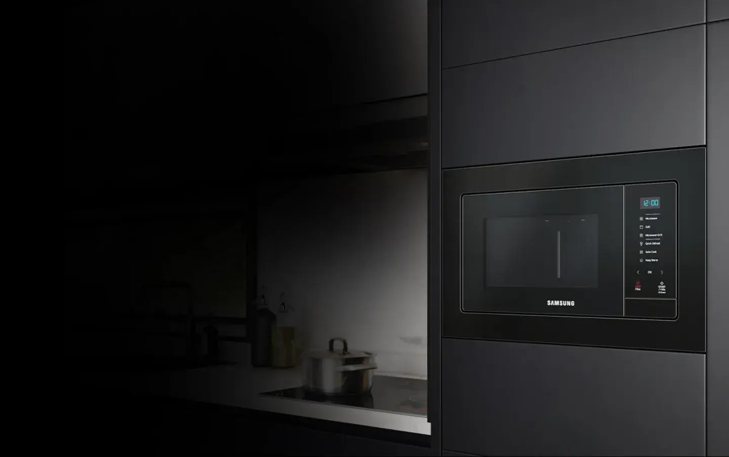 Abgedunkelter Ausschnitt aus Küche anthrazit mit Fokus auf Samsung Einbau-Mikrowelle