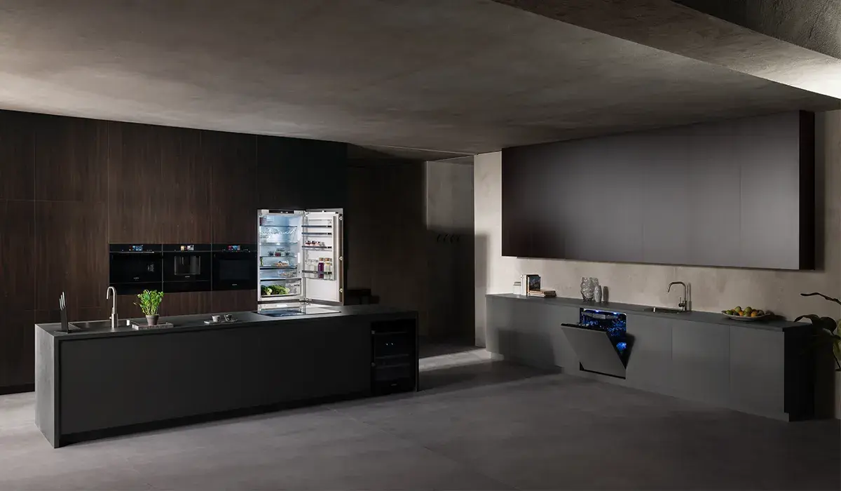 SIEMENS Geraete Markenseite Header grosse Inselkueche dunkles Holz Kuehlschrank offen